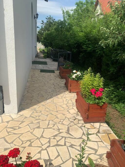 Erd - Csendes, Kenyelmes Csaladi Haz Apartment Exterior photo