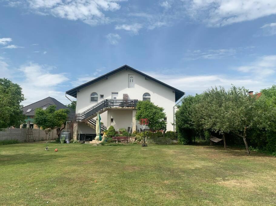 Erd - Csendes, Kenyelmes Csaladi Haz Apartment Exterior photo